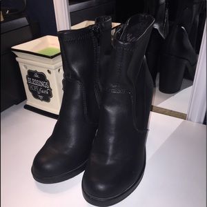 Leather heel bootie in black